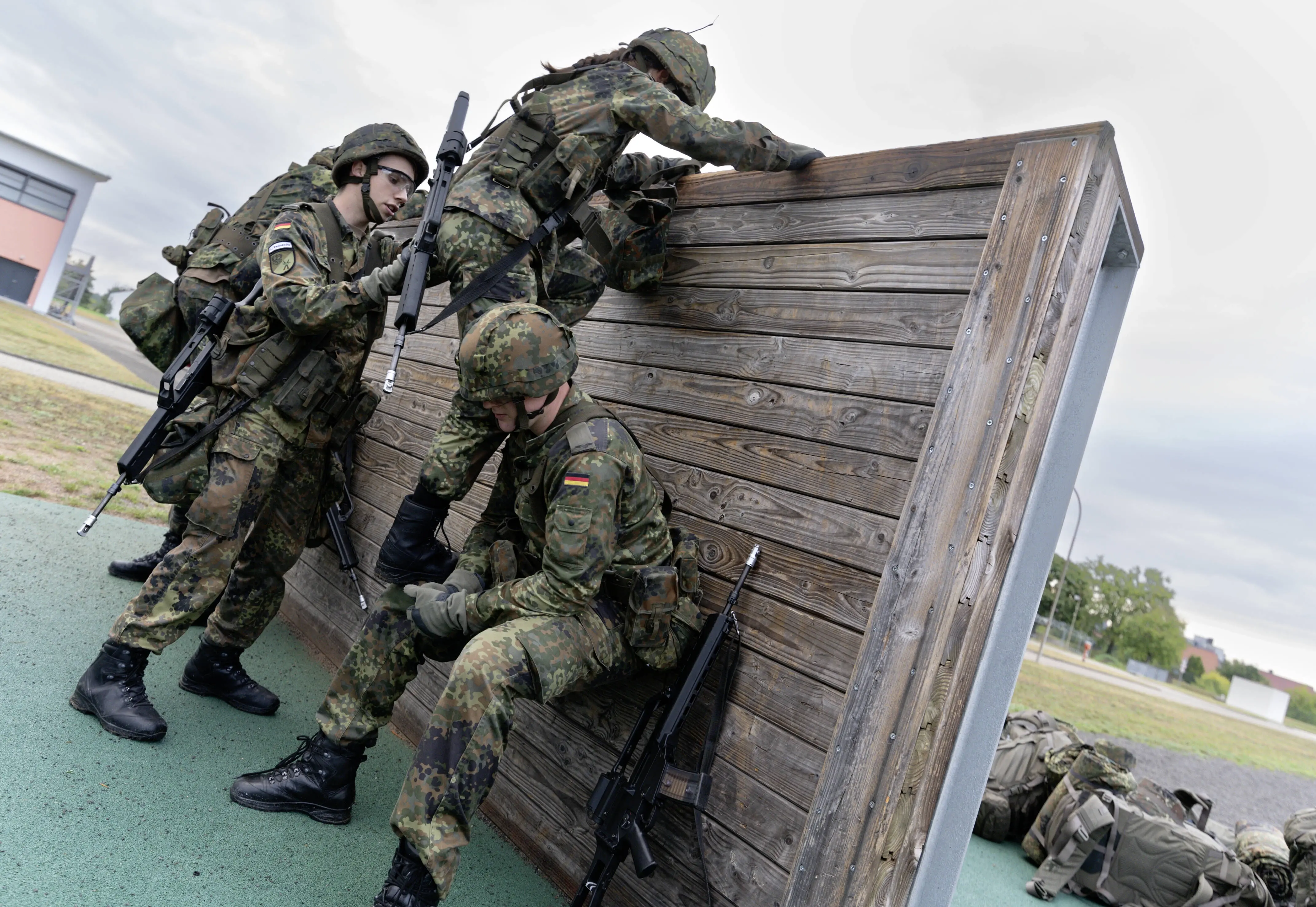 Soldaten auf der Hindernisbahn.