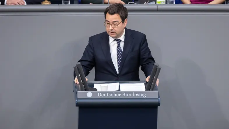 Sebastian Schäfer hält eine Rede im Plenum.