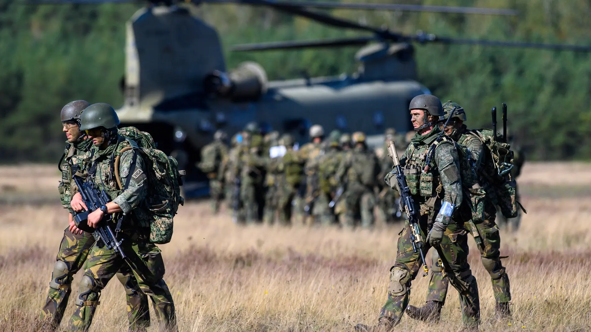 Soldaten des Fallschirmjägerregiments 26 verlassen einen Chinook C-47 Hubschrauber der US-Army.