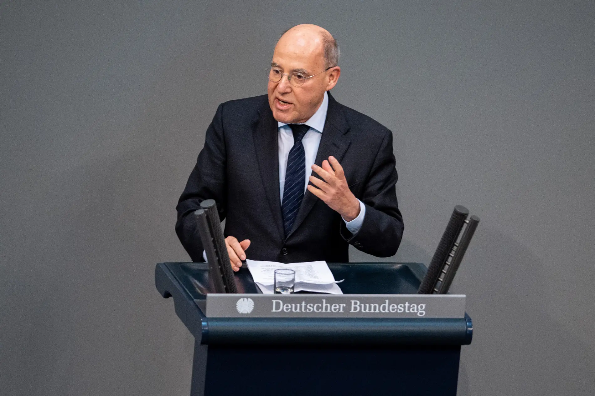 Gregor Gysi am Rednerpult im Bundestag.