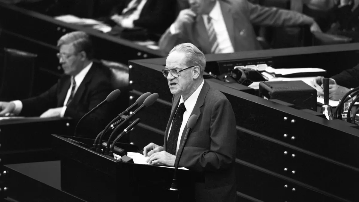 Herbert Wehner hält 1981 eine Rede im Bundestag