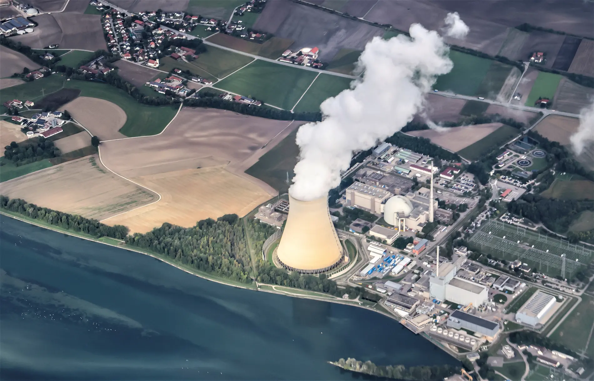 Dampf quillt aus dem Kühlturm des Kernkraftwerkes Isar 2.