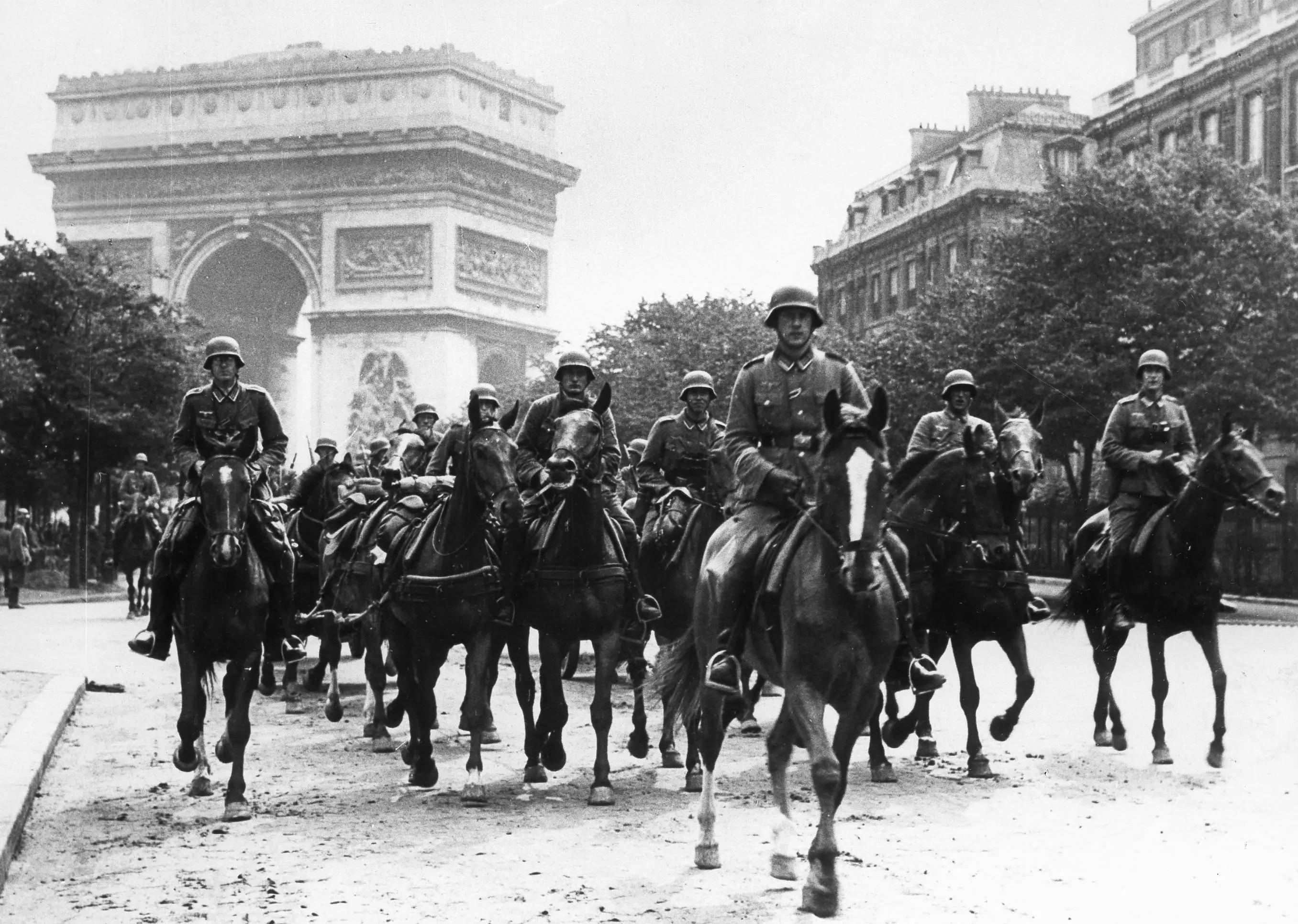 Deutsche Artillerieeinheit zu Pferd vor dem Arc de Triomphe beim Einzug in Paris.