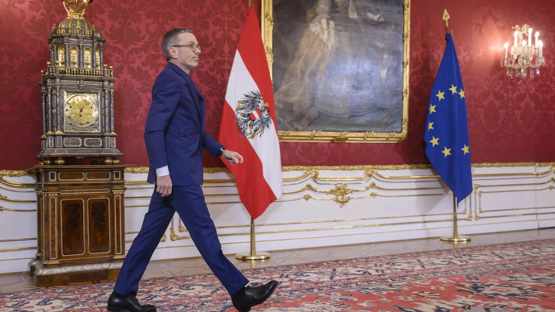 Herbert Kickl in einem prunkvollen Raum vor der Österreich-Flagge