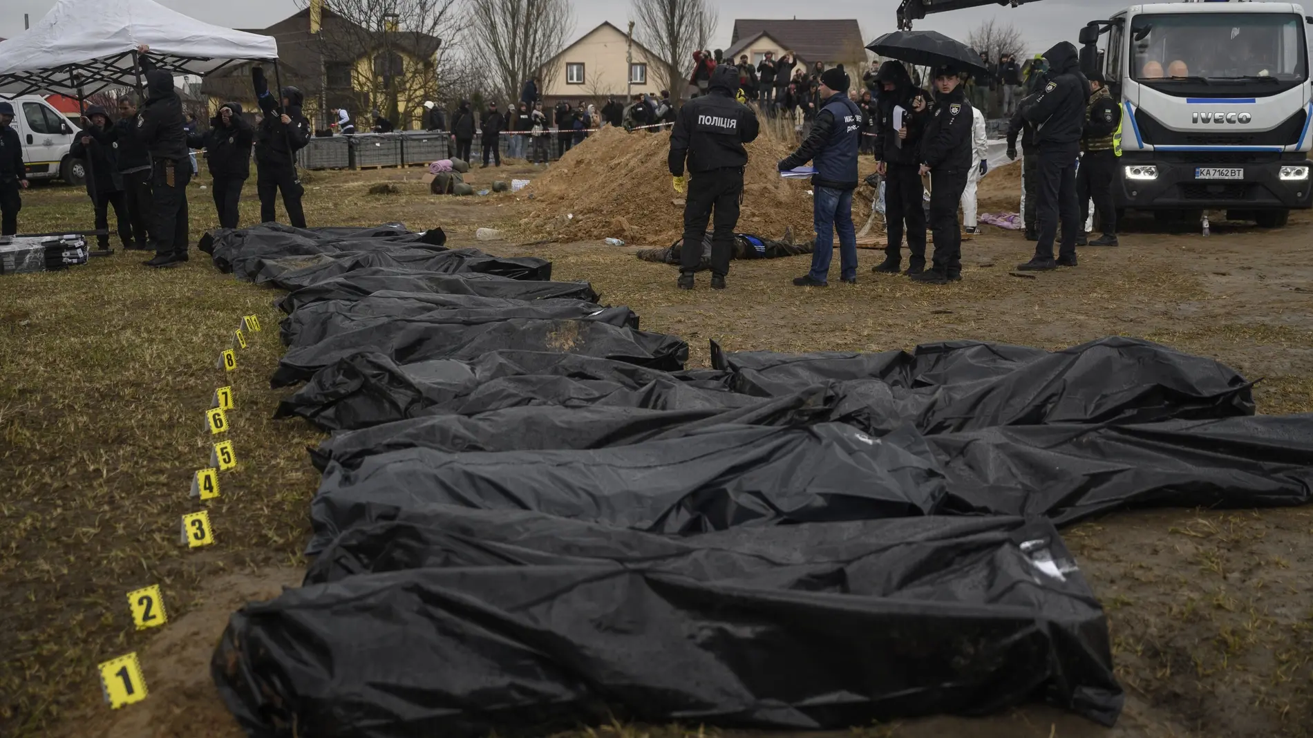 Mehrere verdeckte Leichen am Massengrab von Butscha