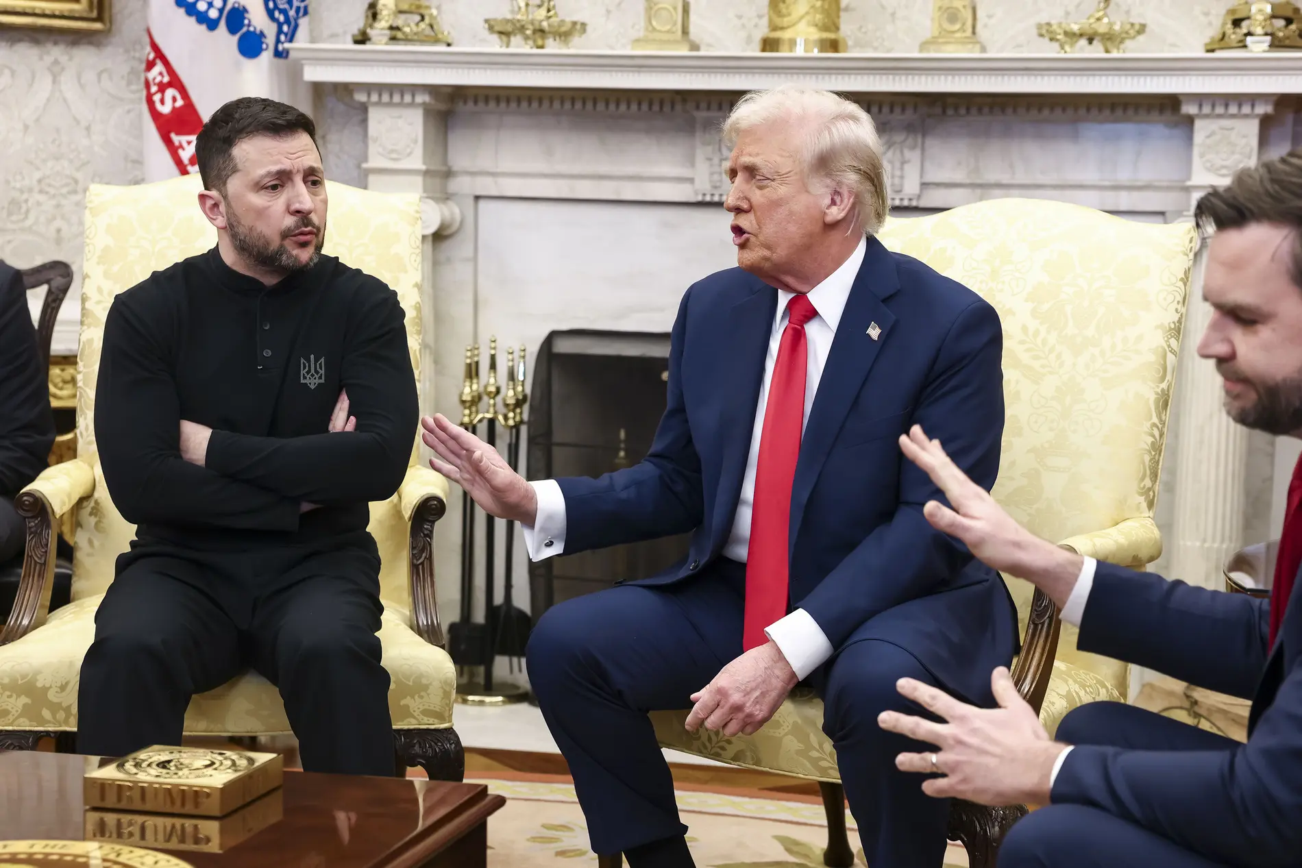 Volodymyr Selenskyj spricht mit Donald Trump und JD Vance im Oval Office des Weißen Hauses in Washington.