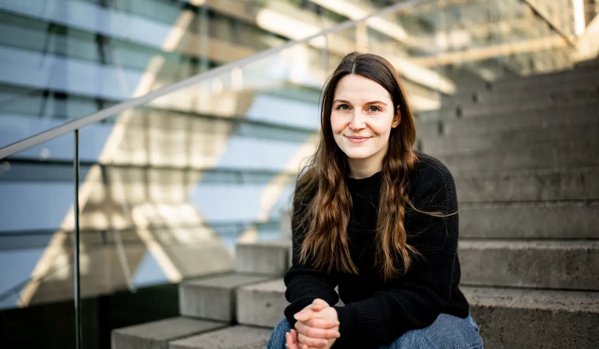 Saskia Weishaupt auf der Treppe vom Marie-Elisabeth-Lüders-Haus.