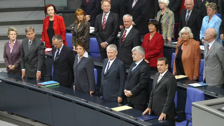 Das Bundeskabinett zu Beginn der Bundestagssitzung am 01.07.2005