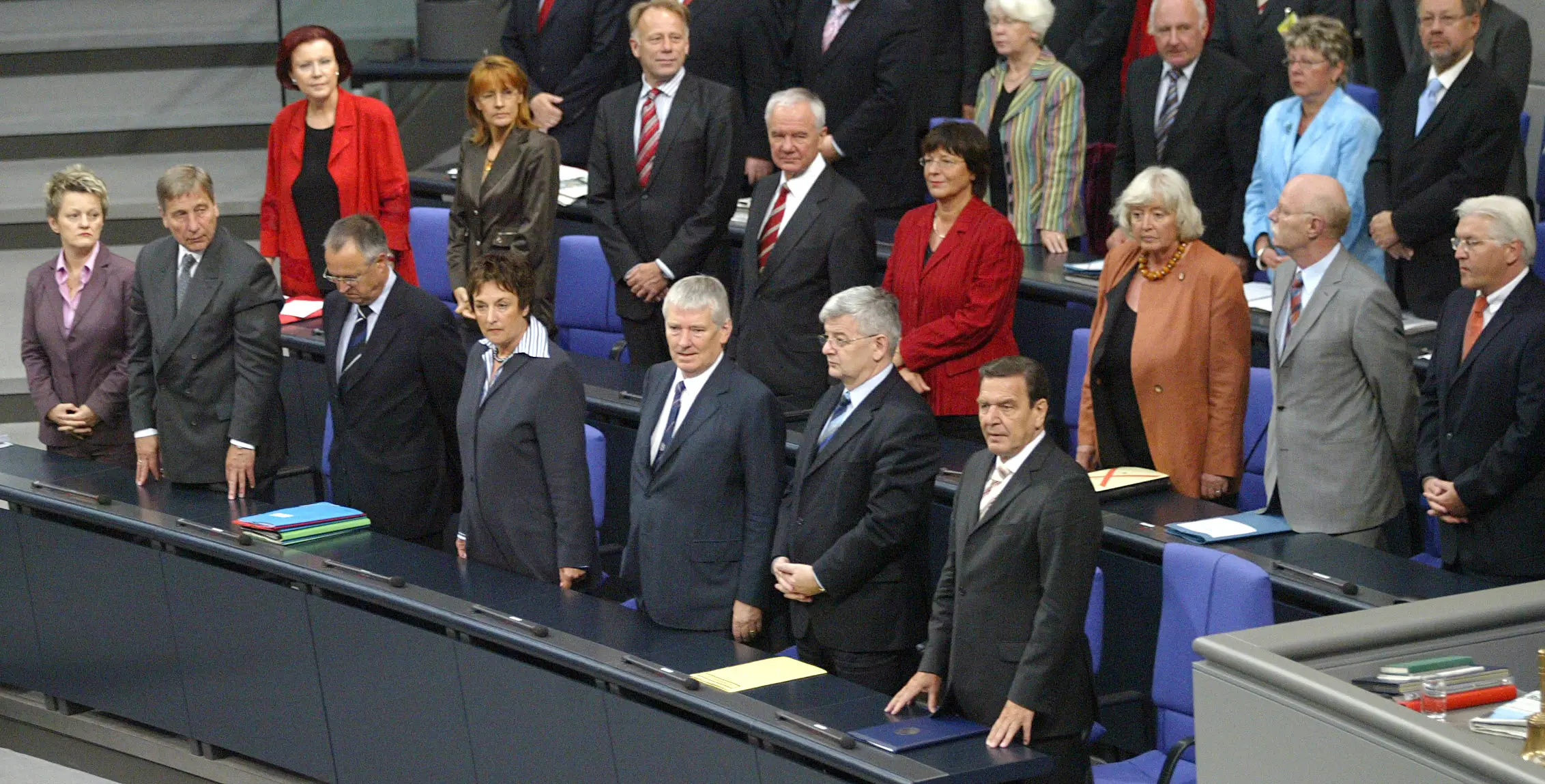 Das Bundeskabinett zu Beginn der Bundestagssitzung am 01.07.2005.