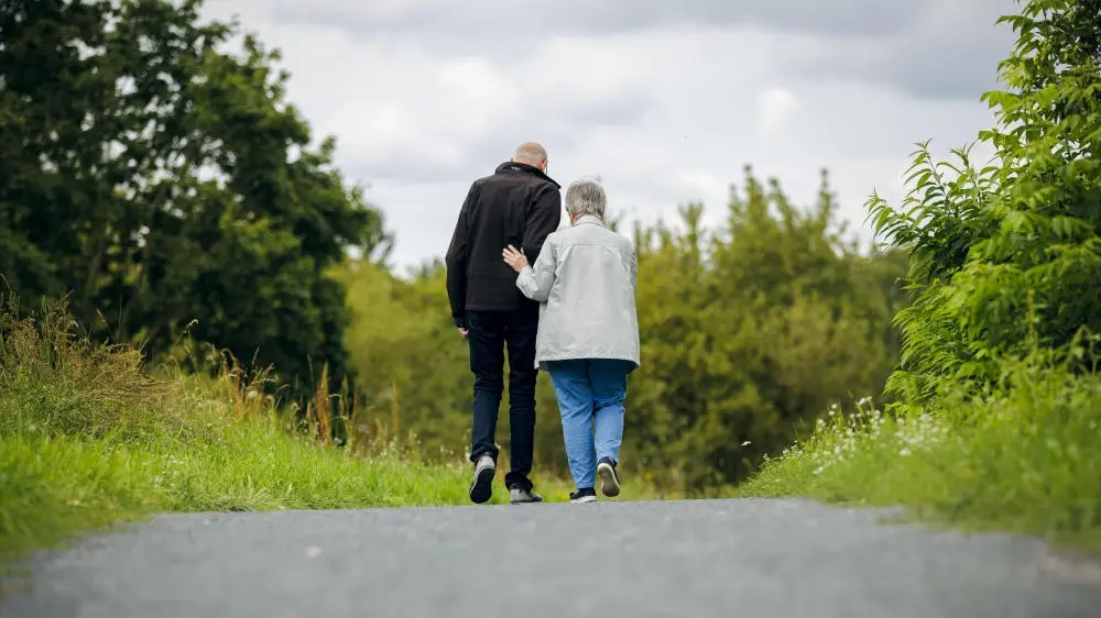 Seniorenpaar beim Spaziergang zu sehen