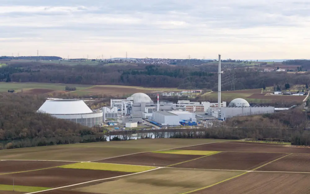 Atomkraftwerk Neckarwestheim inmitten von weitläufigen Feldern und Wäldern