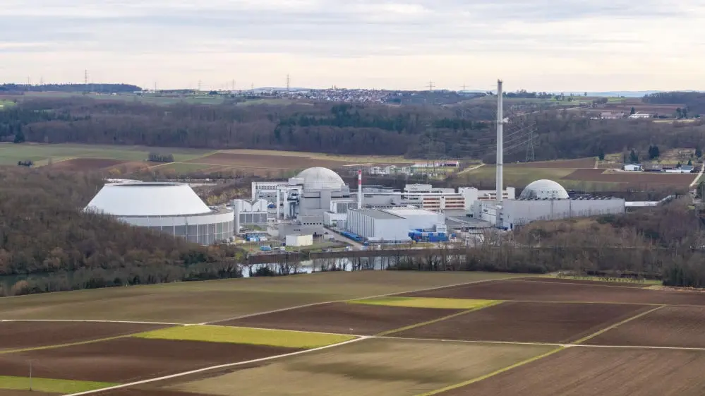 Atomkraftwerk Neckarwestheim inmitten von weitläufigen Feldern und Wäldern