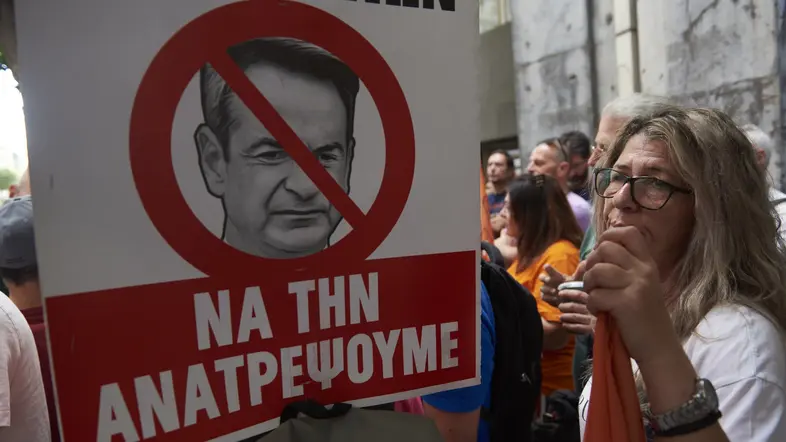 Demonstranten in Athen protestieren gegen Kyriakos Mitsotakis mit Schildern