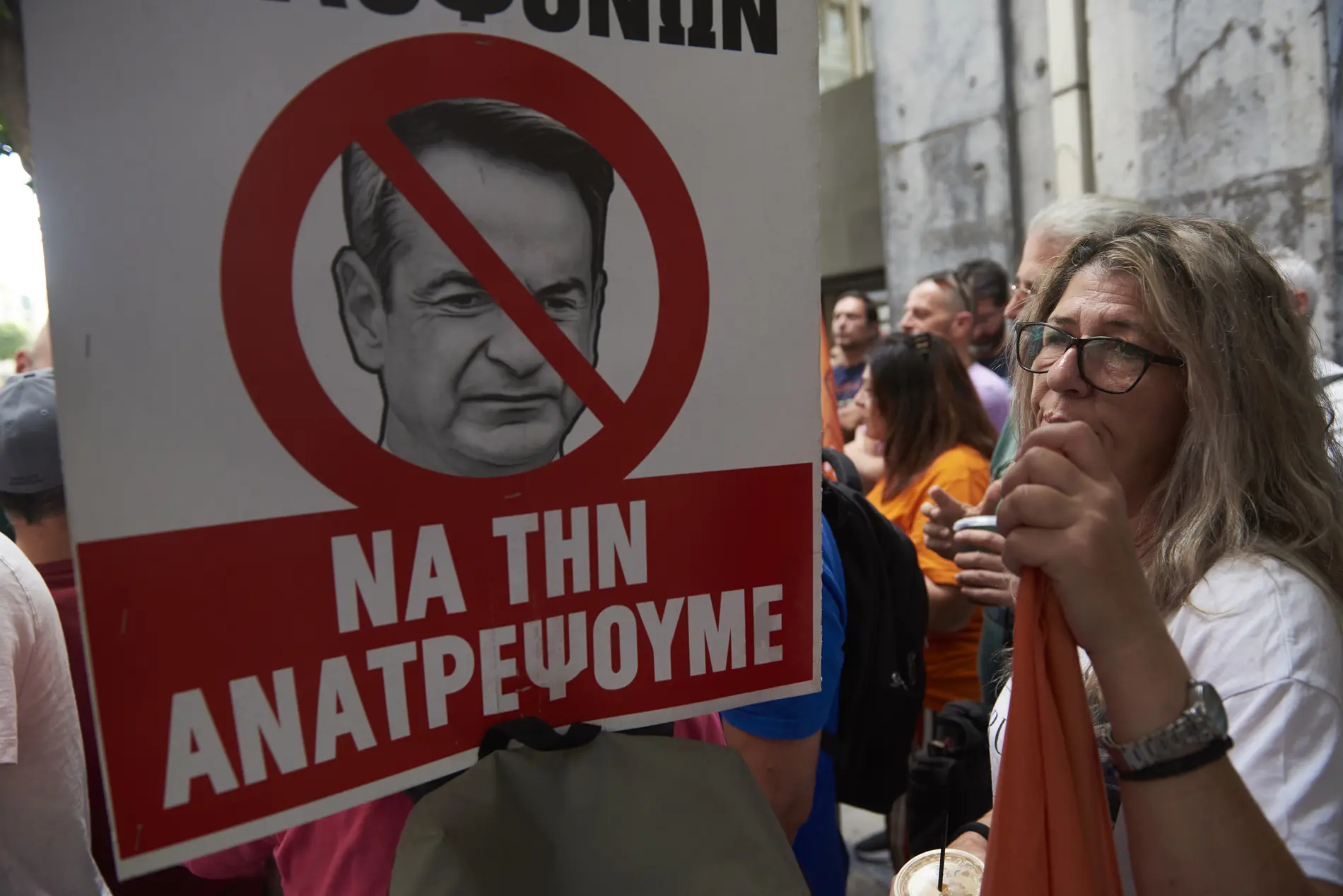 Demonstranten in Athen protestieren gegen Kyriakos Mitsotakis mit Schildern