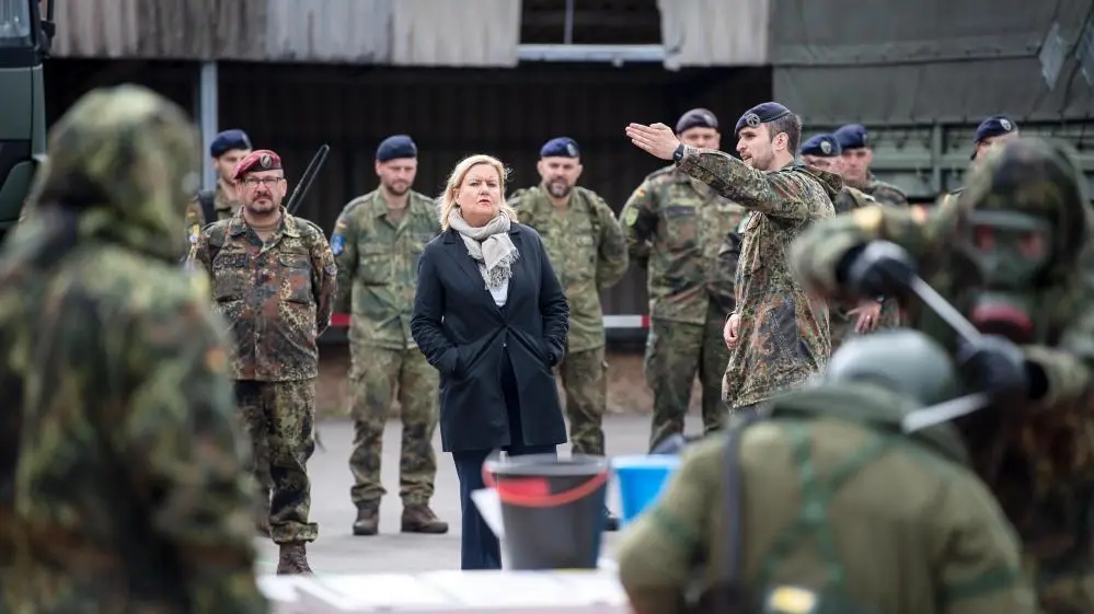 Mehr zum Thema Der Kummerkasten und die Kanonenrohre der Truppe