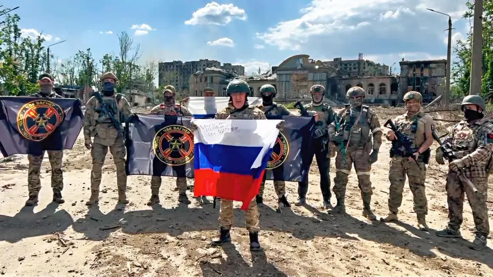 Mehrere russische Soldaten mit der russischen Fahne