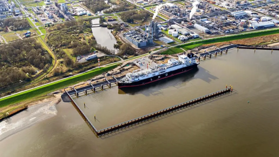 Wasserbrücke mit Leitungssystemen des LNG Erdgas- und Flüssiggas-Terminal