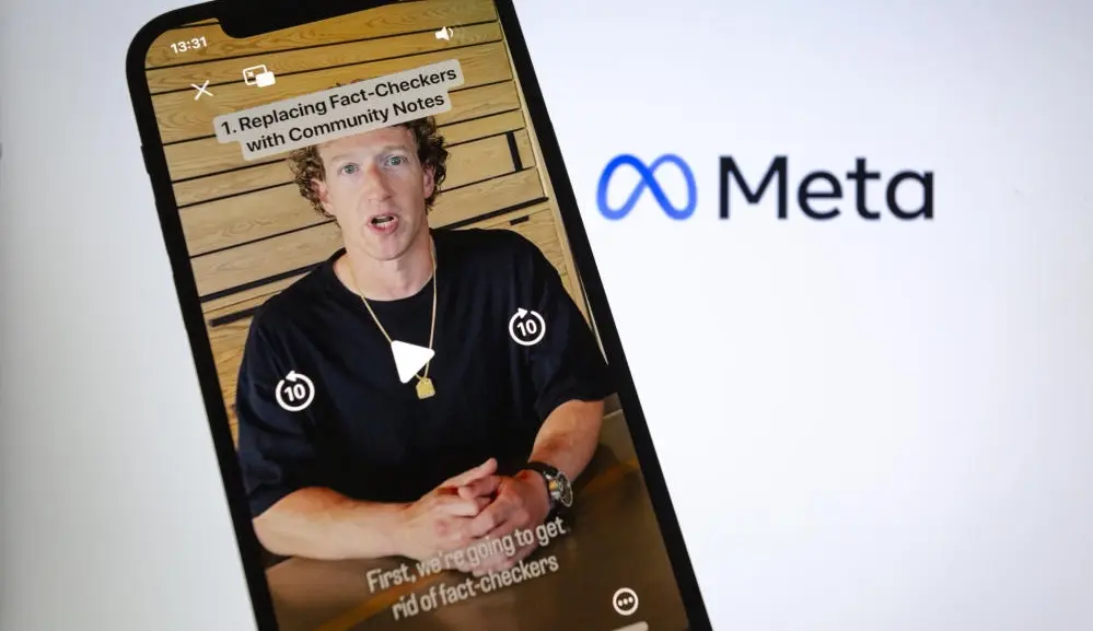 Ein Handy zeigt ein Video von Mark Zuckerberg, daneben das Logo von Meta