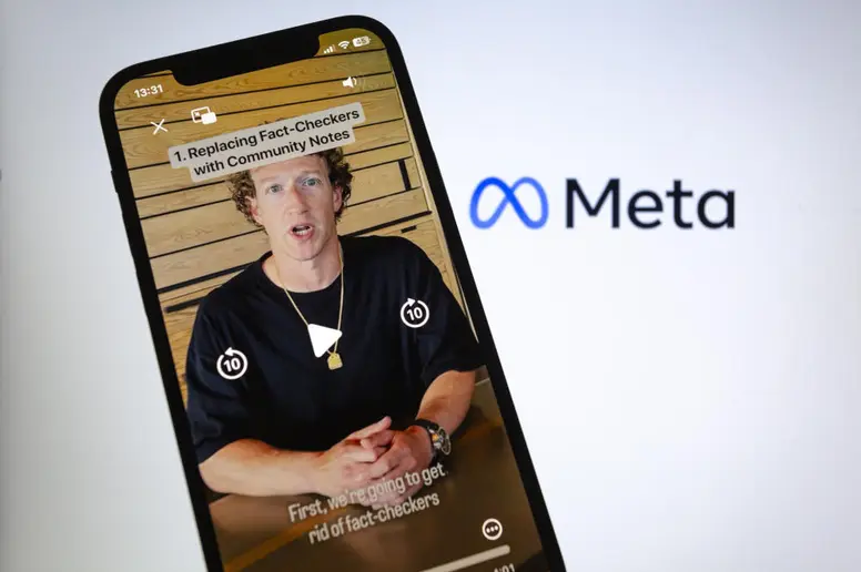 Ein Handy zeigt ein Video von Mark Zuckerberg, daneben das Logo von Meta