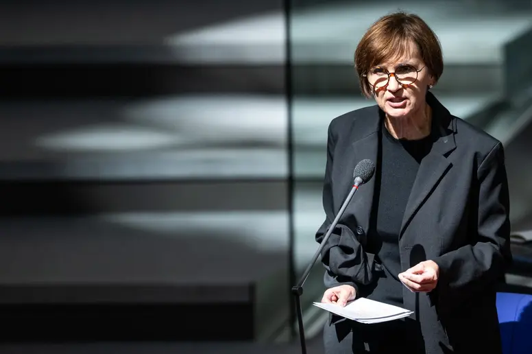 Bettina Stark-Watzinger mit Mikrofon im Bundestag