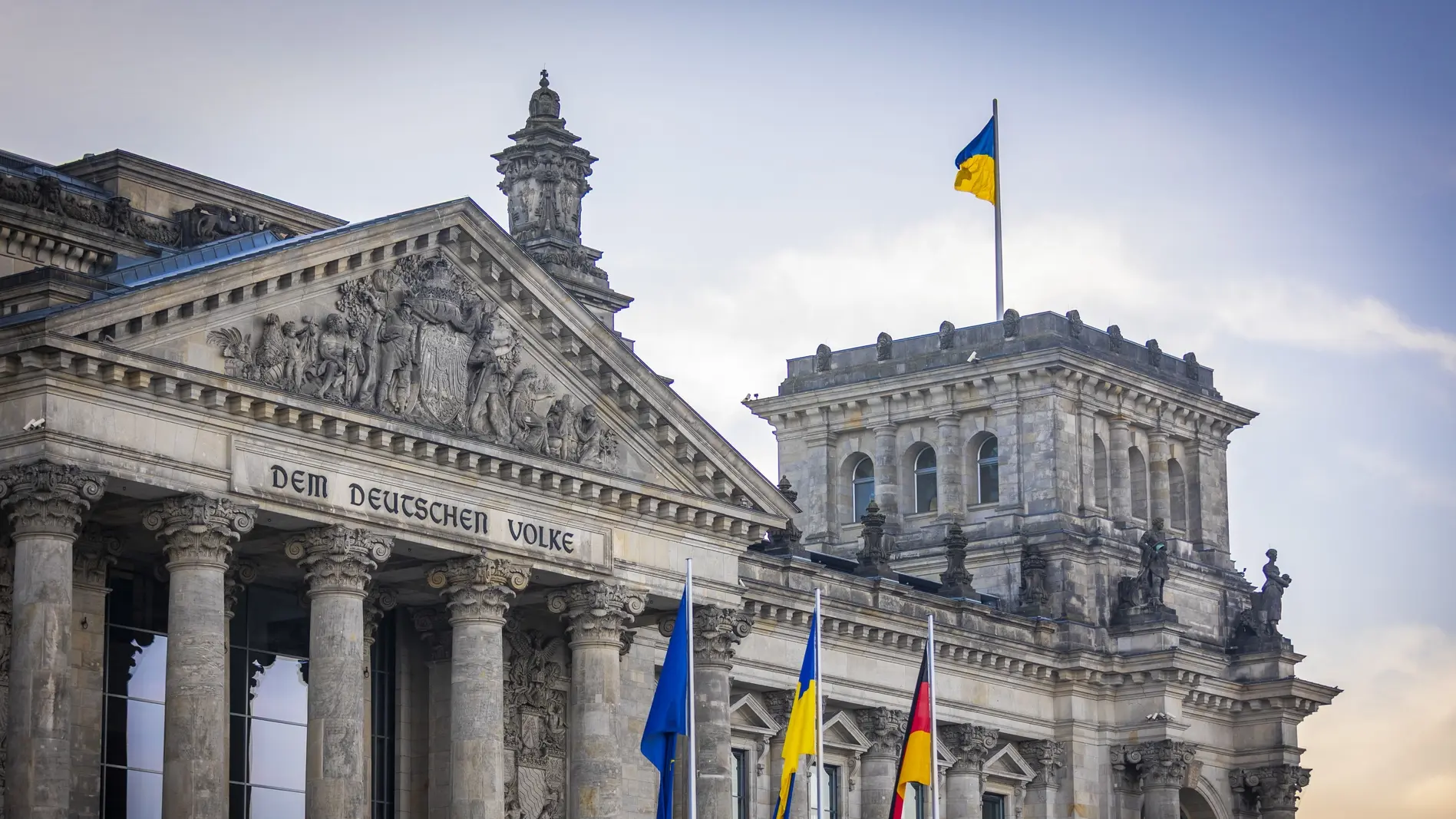  Eine ukrainische Flagge weht auf dem Süd-West-Turm des Reichstagsgebäudes