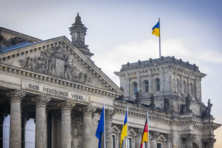  Eine ukrainische Flagge weht auf dem Süd-West-Turm des Reichstagsgebäudes