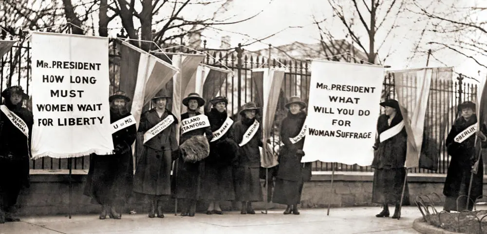 Demonstration der National Women's Party von College-Frauen vor dem Weißen Haus.