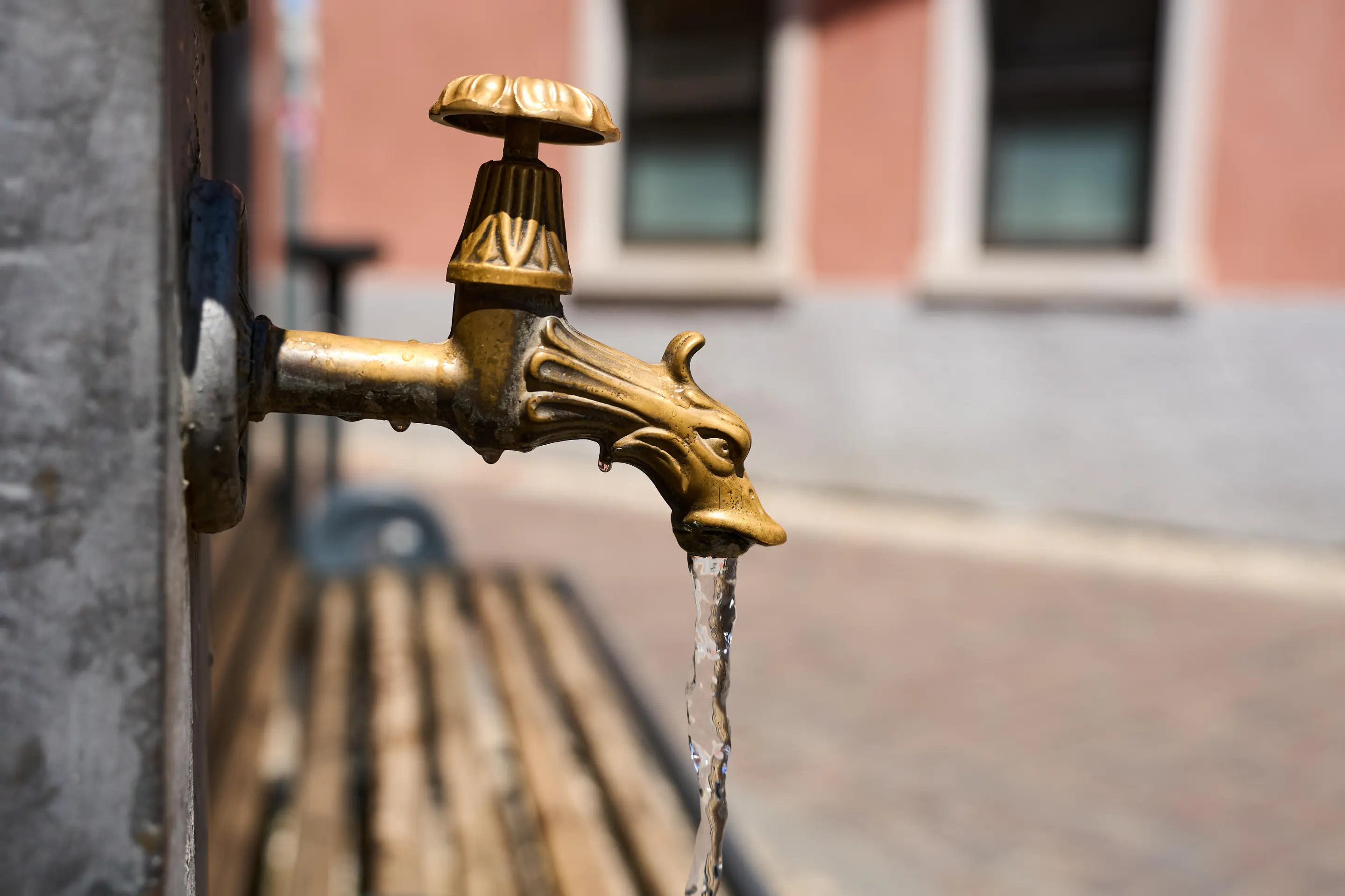 Erfrischendes Nass im heißen Sommer: Wasser läuft aus einem Stadtbrunnen