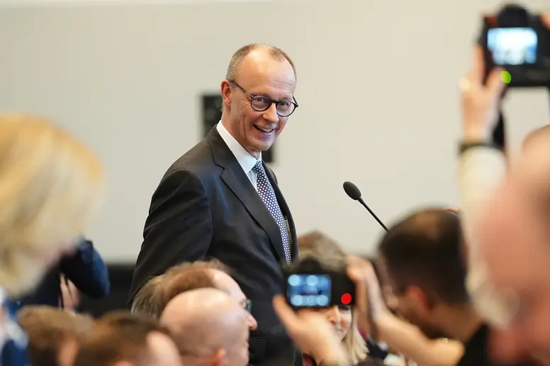 Friedrich Merz spricht am Mikrofon