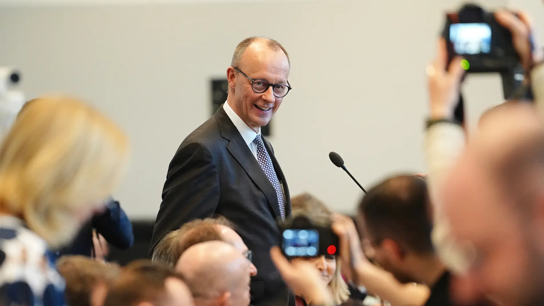 Friedrich Merz spricht am Mikrofon