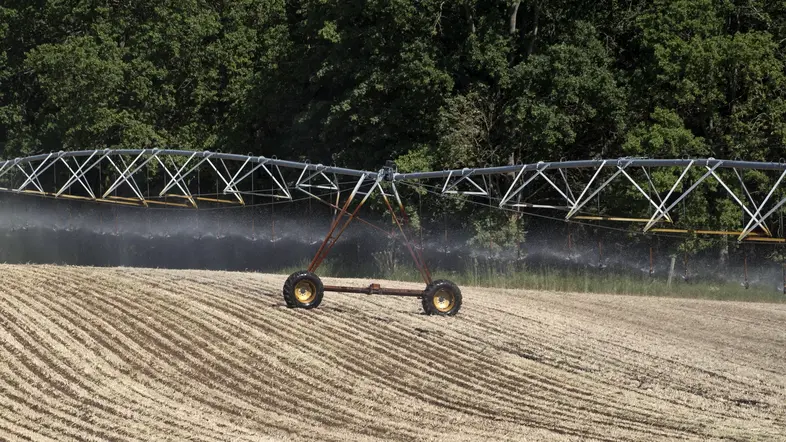 Eine mobile Beregnungsanlage bewässert ein Feld