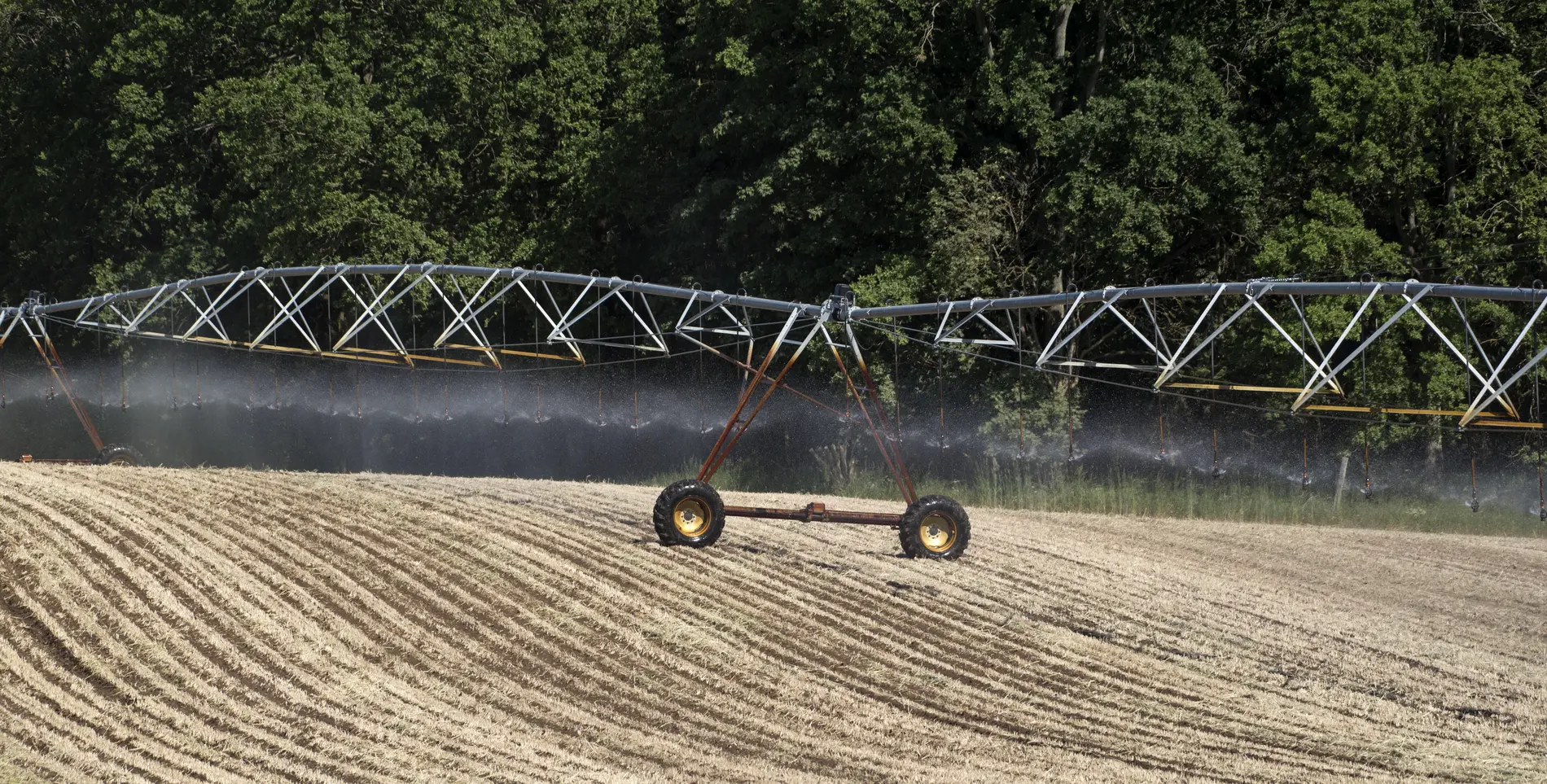 Eine mobile Beregnungsanlage bewässert ein Feld