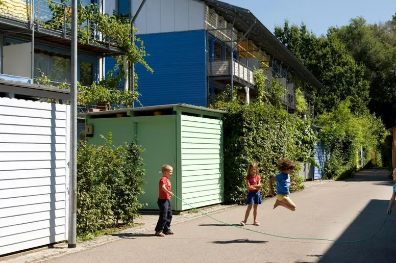 Kinder spielen auf der Straße im Quartier Vauban