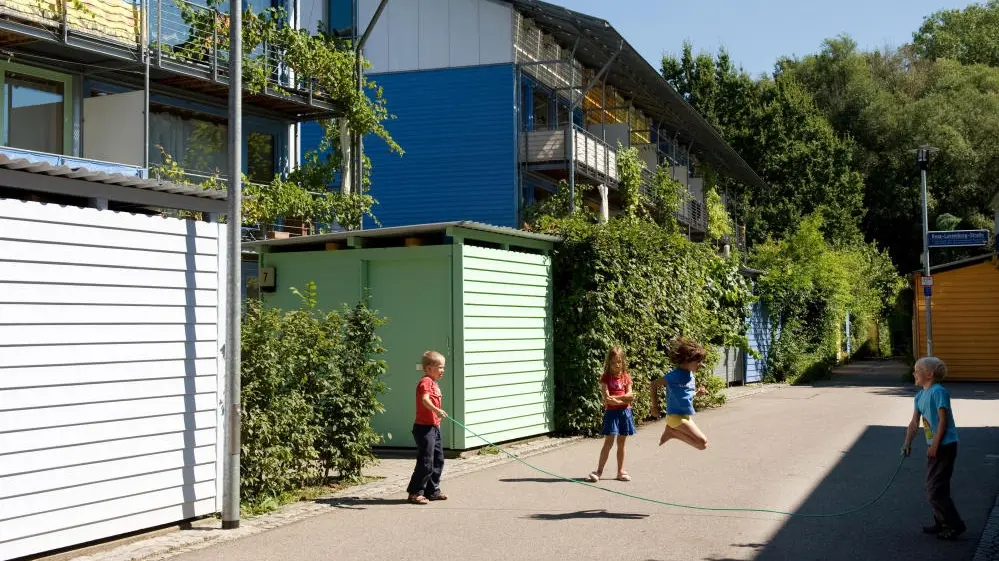 Kinder spielen auf der Straße im Quartier Vauban