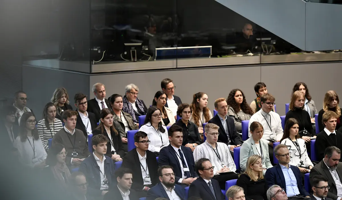 Teilnehmende der Jugendbegegnung während der Gedenkstunde im Plenum