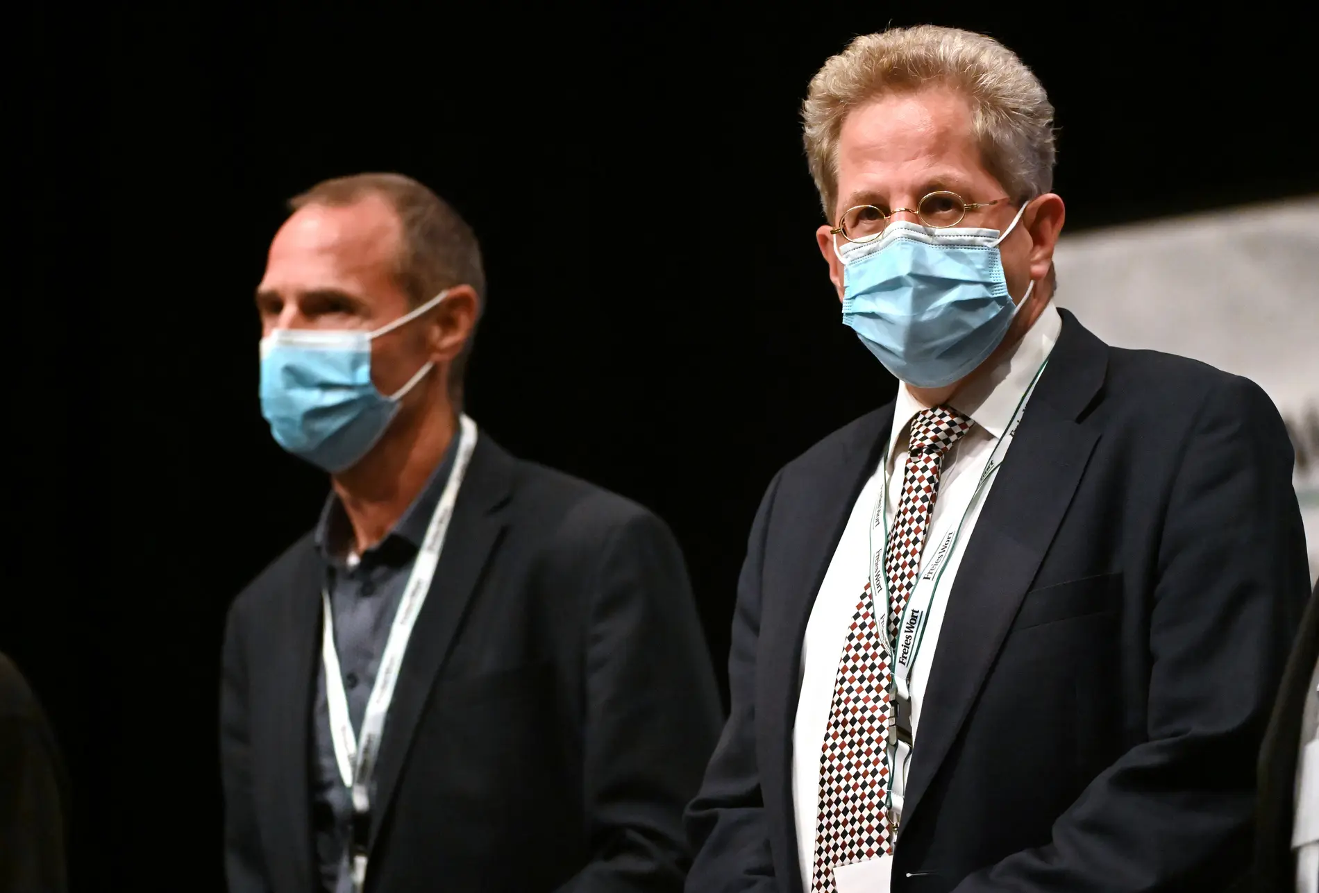 Frank Ullrich und Hans-Georg Maaßen stehen bei der Wahlarena der Zeitung "Freies Wort" im Congress Centrum Suhl (CCS) nebeneinander.