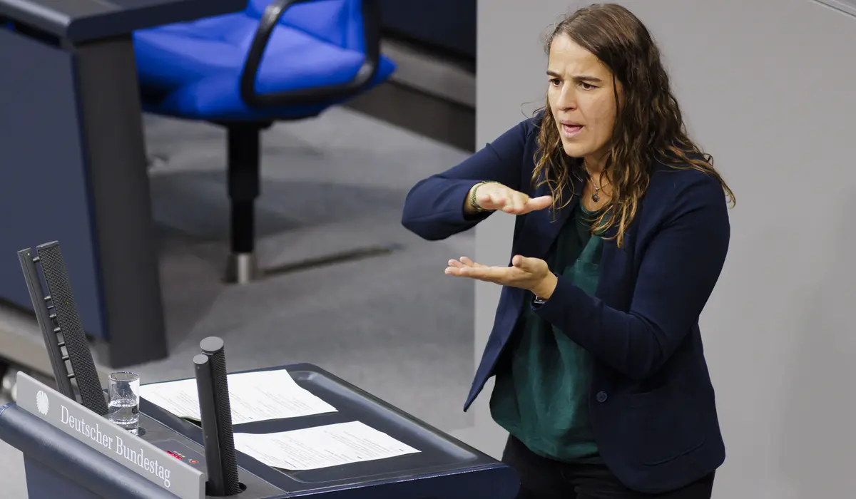 Heike Heubach, SPD, MdB, hält eine Rede in Deutscher Gebärdensprache zu TOP 13 Stärkung der integrierten Stadtentwicklung im Plenum. Es war die erste Bundestagsrede in Gebärdensprache.