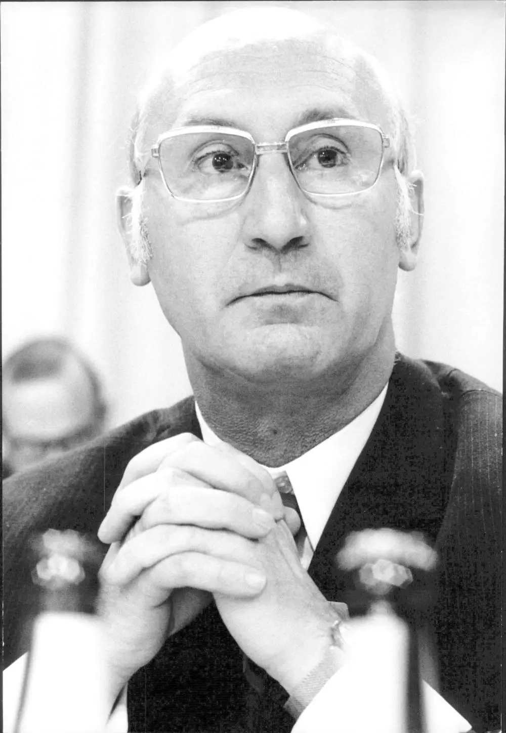 Schwarz-Weiß Porträt von CDU-Politiker Hans Katzer.