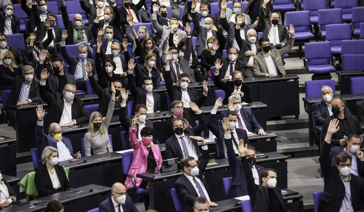 Sitzung zum Thema "Veränderung der Sitzordnung auf Antrag der FDP Fraktion" im Plenarsaal des Deutschen Bundestages im Reichstagsgebäude. Hier Blick in die Reihen der FDP-Fraktion während der Abstimmung. 