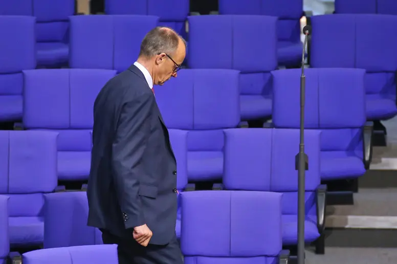 Friedrich Merz verlässt den Plenarsaal