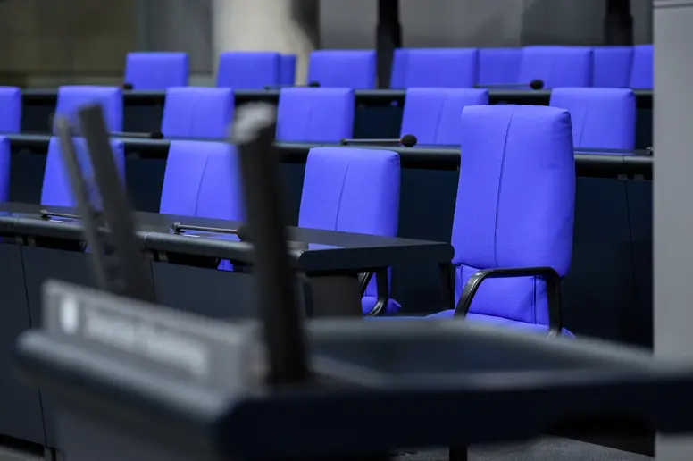 Blick auf die leere Regierungsbank im Bundestag