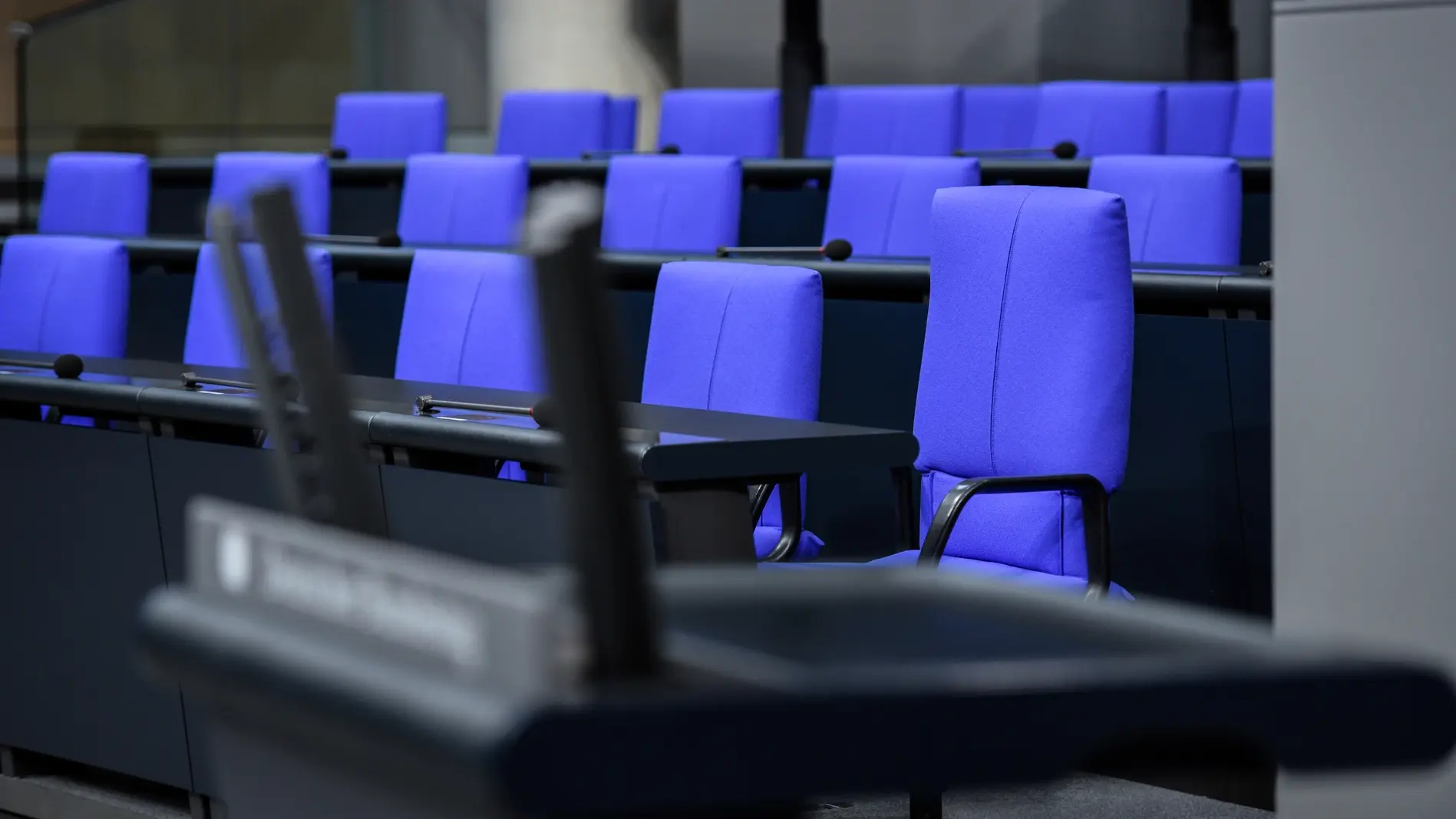 Blick auf die leere Regierungsbank im Bundestag