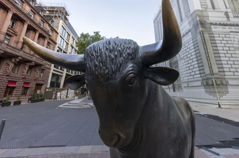 Statue eines Bullen vor der Frankfurter Börse