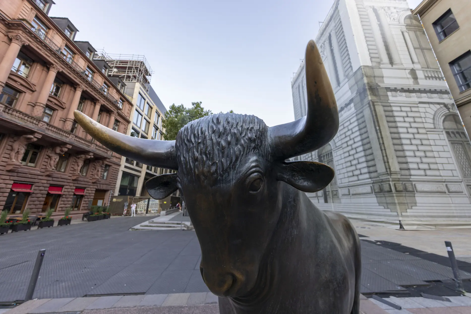 Statue eines Bullen vor der Frankfurter Börse