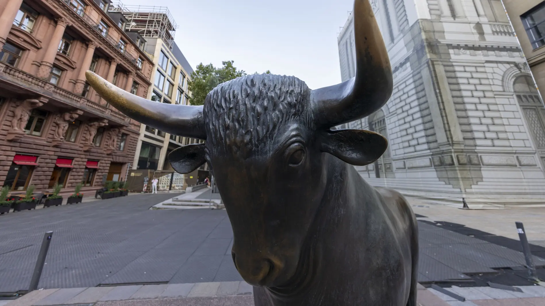 Statue eines Bullen vor der Frankfurter Börse