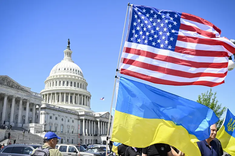 Flagge der USA und der Ukraine vor dem Repräsentantenhaus