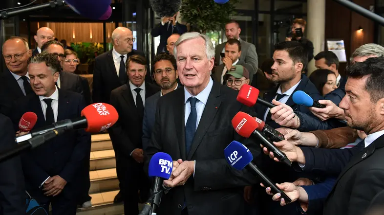 Der französische Premier Michel Barnier spricht mit Journalisten