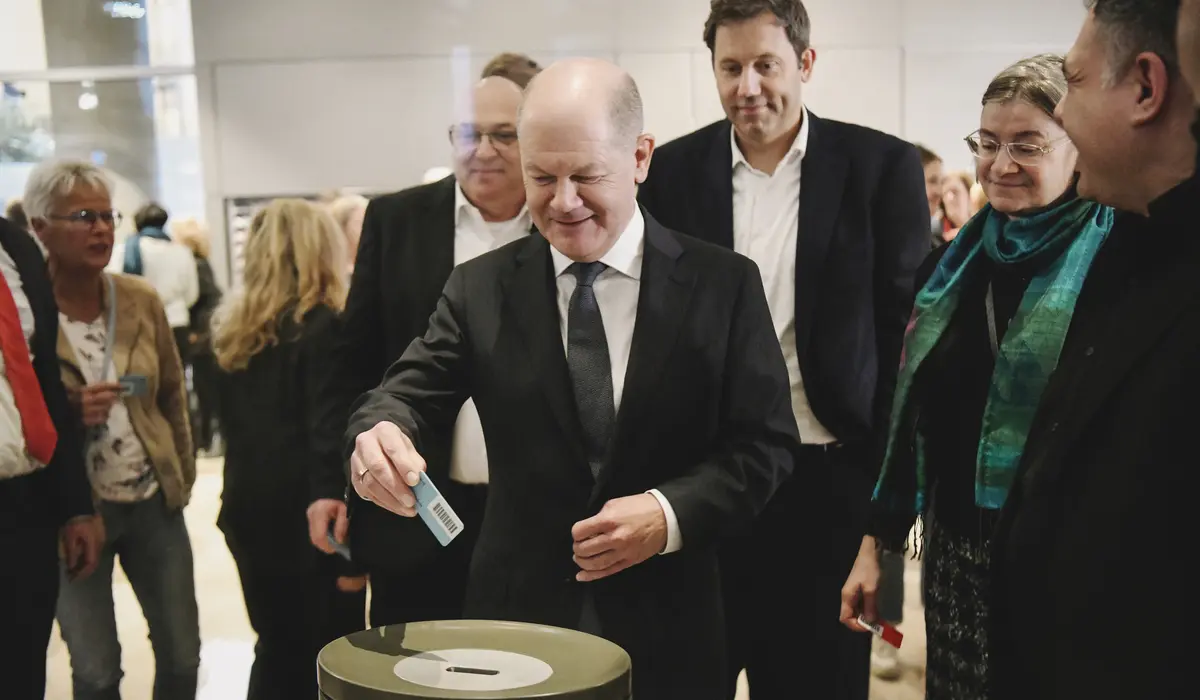 Bundeskanzler Olaf Scholz beim Einwurf seiner blauen Stimmkarte in eine Wahlurne