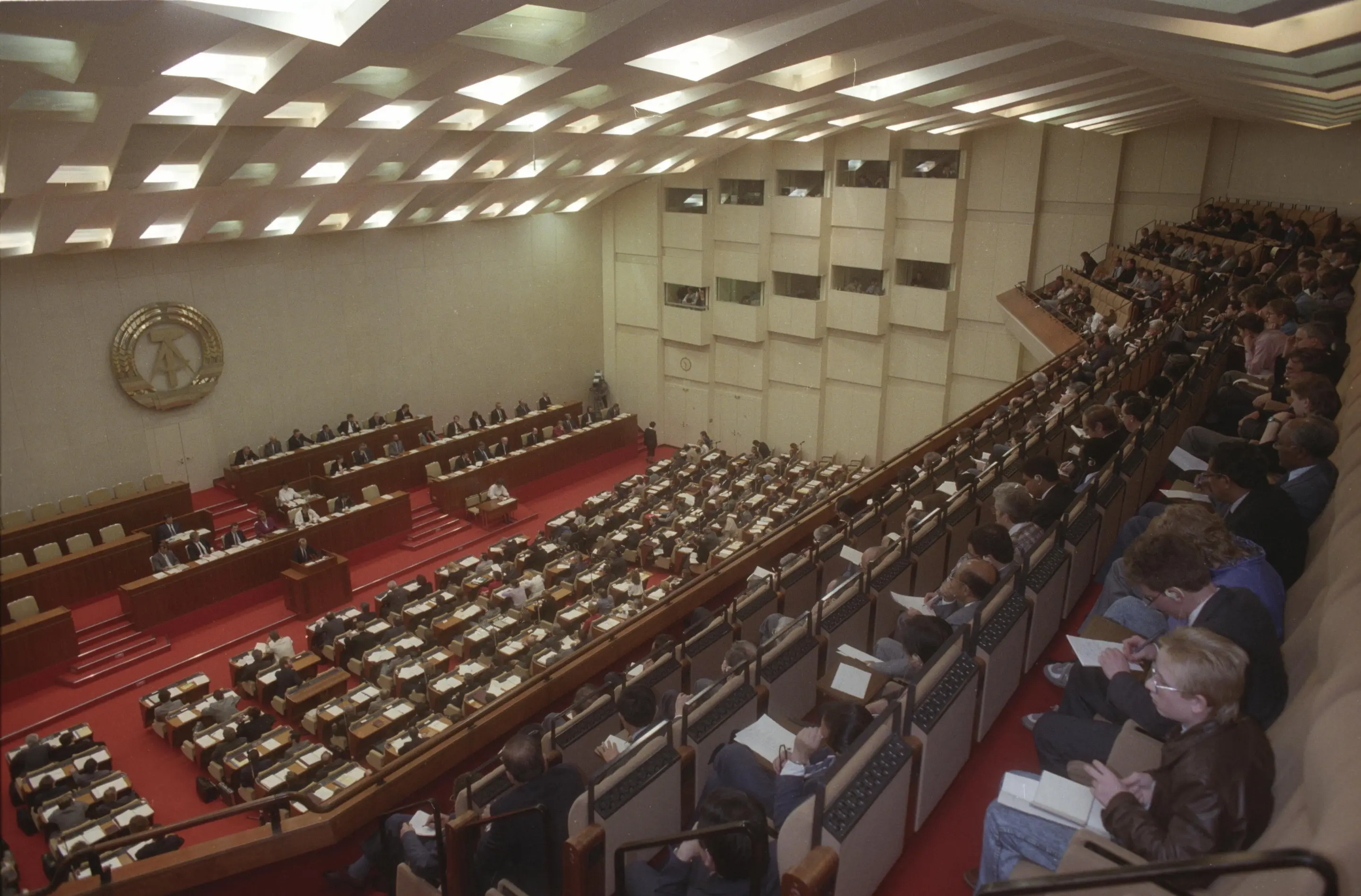 Lothar de Maiziere gibt eine Regierungserklärung vor der Volkskammer ab