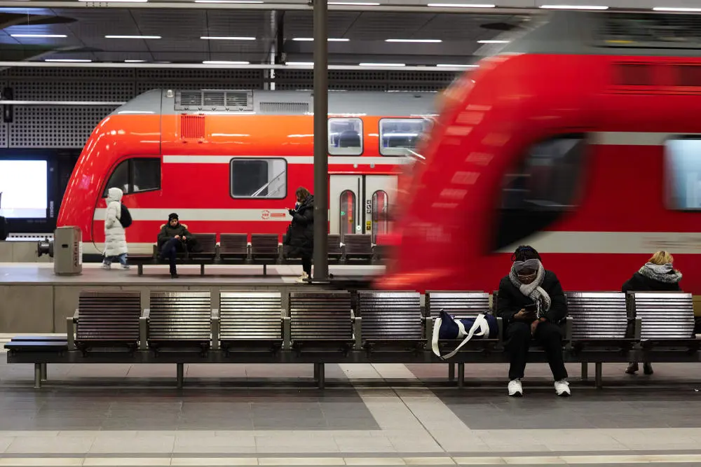 Reisende warten im Hauptbahnhof auf ihre Züge